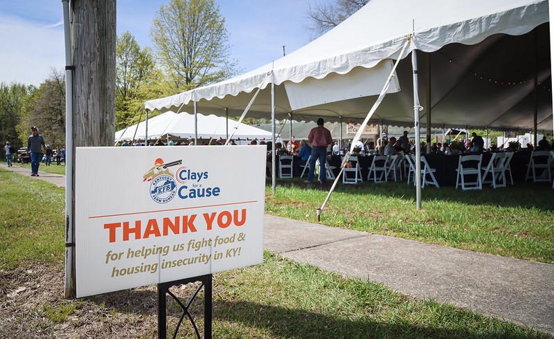 A white lawn sign that says "THANK YOU".